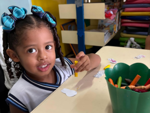 Estudantes do Infantil II do Colégio Santa Cristina vivenciam aula prática que une criatividade e coordenação motora